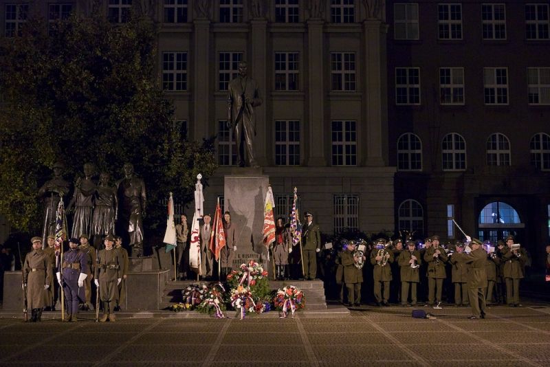 Plzeň ale oslavami žila celý den. Více než dvacet zajímavých míst mohli lidé navštívit zdarma nebo za zvýhodněné vstupné. Zájem byl nebývalý nejen tam, kam se veřejnost běžně nedostane, jako například Doosan Arena, atletický stadion ve Skvrňanech, vodárna nebo Loosovy interiéry, ale i v Techmanii, zoologické a botanické zahradě nebo Západočeském muzeu. Oslavy vzniku republiky zakončil na náměstí Republiky slavnostní ohňostroj na písničky Jiřího Suchého. Předcházel mu Průvod světel s několika tisíci účastníky. (foto: R. Muchka, 28.10.2014)