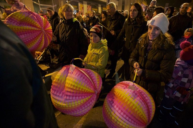 Plzeň ale oslavami žila celý den. Více než dvacet zajímavých míst mohli lidé navštívit zdarma nebo za zvýhodněné vstupné. Zájem byl nebývalý nejen tam, kam se veřejnost běžně nedostane, jako například Doosan Arena, atletický stadion ve Skvrňanech, vodárna nebo Loosovy interiéry, ale i v Techmanii, zoologické a botanické zahradě nebo Západočeském muzeu. Oslavy vzniku republiky zakončil na náměstí Republiky slavnostní ohňostroj na písničky Jiřího Suchého. Předcházel mu Průvod světel s několika tisíci účastníky. (foto: R. Muchka, 28.10.2014)
