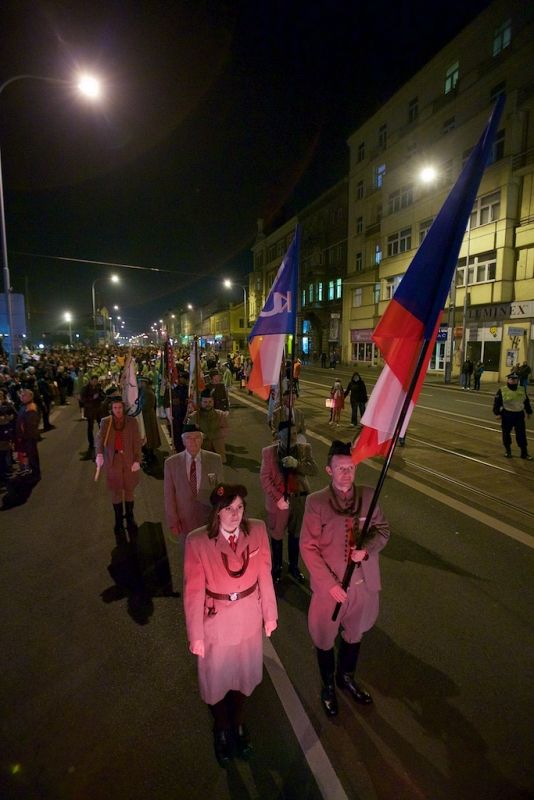 Plzeň ale oslavami žila celý den. Více než dvacet zajímavých míst mohli lidé navštívit zdarma nebo za zvýhodněné vstupné. Zájem byl nebývalý nejen tam, kam se veřejnost běžně nedostane, jako například Doosan Arena, atletický stadion ve Skvrňanech, vodárna nebo Loosovy interiéry, ale i v Techmanii, zoologické a botanické zahradě nebo Západočeském muzeu. Oslavy vzniku republiky zakončil na náměstí Republiky slavnostní ohňostroj na písničky Jiřího Suchého. Předcházel mu Průvod světel s několika tisíci účastníky. (foto: R. Muchka, 28.10.2014)