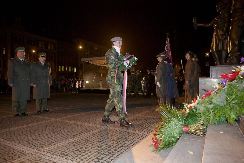 Plzeň ale oslavami žila celý den. Více než dvacet zajímavých míst mohli lidé navštívit zdarma nebo za zvýhodněné vstupné. Zájem byl nebývalý nejen tam, kam se veřejnost běžně nedostane, jako například Doosan Arena, atletický stadion ve Skvrňanech, vodárna nebo Loosovy interiéry, ale i v Techmanii, zoologické a botanické zahradě nebo Západočeském muzeu. Oslavy vzniku republiky zakončil na náměstí Republiky slavnostní ohňostroj na písničky Jiřího Suchého. Předcházel mu Průvod světel s několika tisíci účastníky. (foto: R. Muchka, 28.10.2014)
