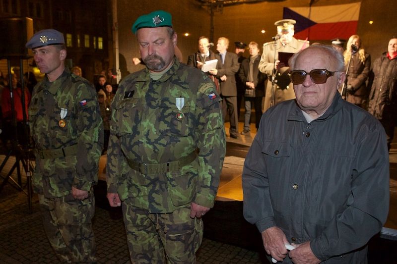 Plzeň ale oslavami žila celý den. Více než dvacet zajímavých míst mohli lidé navštívit zdarma nebo za zvýhodněné vstupné. Zájem byl nebývalý nejen tam, kam se veřejnost běžně nedostane, jako například Doosan Arena, atletický stadion ve Skvrňanech, vodárna nebo Loosovy interiéry, ale i v Techmanii, zoologické a botanické zahradě nebo Západočeském muzeu. Oslavy vzniku republiky zakončil na náměstí Republiky slavnostní ohňostroj na písničky Jiřího Suchého. Předcházel mu Průvod světel s několika tisíci účastníky. (foto: R. Muchka, 28.10.2014)