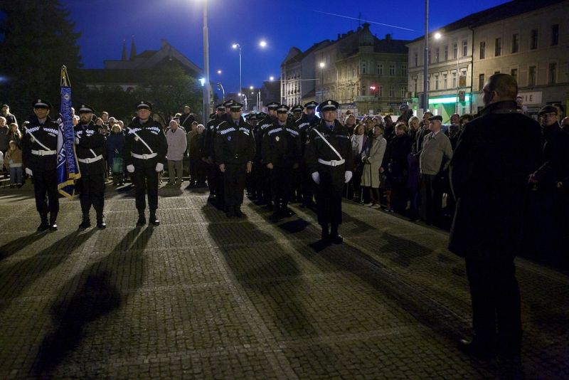 Plzeň ale oslavami žila celý den. Více než dvacet zajímavých míst mohli lidé navštívit zdarma nebo za zvýhodněné vstupné. Zájem byl nebývalý nejen tam, kam se veřejnost běžně nedostane, jako například Doosan Arena, atletický stadion ve Skvrňanech, vodárna nebo Loosovy interiéry, ale i v Techmanii, zoologické a botanické zahradě nebo Západočeském muzeu. Oslavy vzniku republiky zakončil na náměstí Republiky slavnostní ohňostroj na písničky Jiřího Suchého. Předcházel mu Průvod světel s několika tisíci účastníky. (foto: R. Muchka, 28.10.2014)