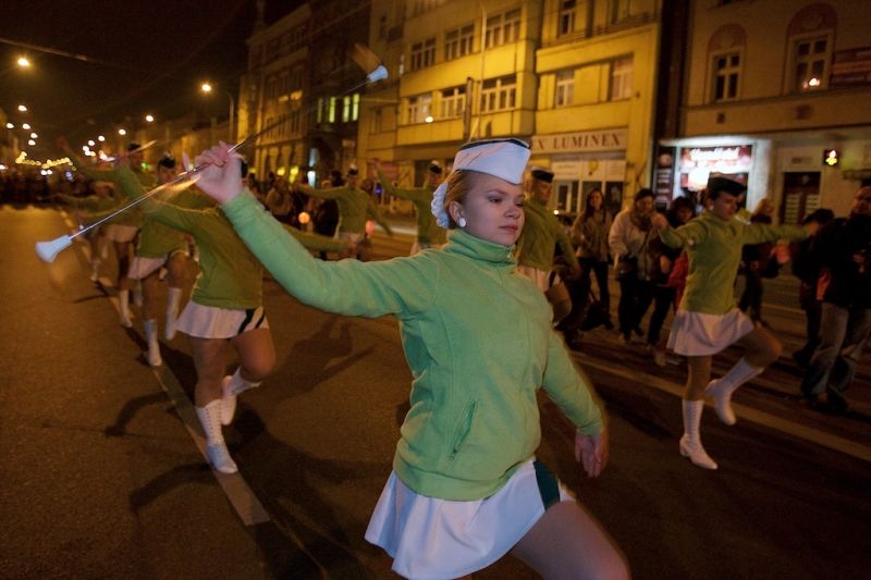 Plzeň ale oslavami žila celý den. Více než dvacet zajímavých míst mohli lidé navštívit zdarma nebo za zvýhodněné vstupné. Zájem byl nebývalý nejen tam, kam se veřejnost běžně nedostane, jako například Doosan Arena, atletický stadion ve Skvrňanech, vodárna nebo Loosovy interiéry, ale i v Techmanii, zoologické a botanické zahradě nebo Západočeském muzeu. Oslavy vzniku republiky zakončil na náměstí Republiky slavnostní ohňostroj na písničky Jiřího Suchého. Předcházel mu Průvod světel s několika tisíci účastníky. (foto: R. Muchka, 28.10.2014)