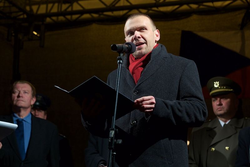 Plzeň ale oslavami žila celý den. Více než dvacet zajímavých míst mohli lidé navštívit zdarma nebo za zvýhodněné vstupné. Zájem byl nebývalý nejen tam, kam se veřejnost běžně nedostane, jako například Doosan Arena, atletický stadion ve Skvrňanech, vodárna nebo Loosovy interiéry, ale i v Techmanii, zoologické a botanické zahradě nebo Západočeském muzeu. Oslavy vzniku republiky zakončil na náměstí Republiky slavnostní ohňostroj na písničky Jiřího Suchého. Předcházel mu Průvod světel s několika tisíci účastníky. (foto: R. Muchka, 28.10.2014)