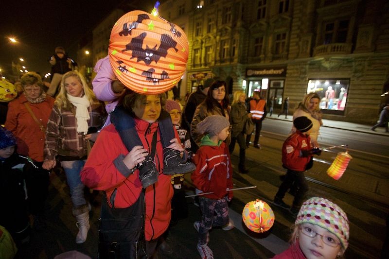 Plzeň ale oslavami žila celý den. Více než dvacet zajímavých míst mohli lidé navštívit zdarma nebo za zvýhodněné vstupné. Zájem byl nebývalý nejen tam, kam se veřejnost běžně nedostane, jako například Doosan Arena, atletický stadion ve Skvrňanech, vodárna nebo Loosovy interiéry, ale i v Techmanii, zoologické a botanické zahradě nebo Západočeském muzeu. Oslavy vzniku republiky zakončil na náměstí Republiky slavnostní ohňostroj na písničky Jiřího Suchého. Předcházel mu Průvod světel s několika tisíci účastníky. (foto: R. Muchka, 28.10.2014)