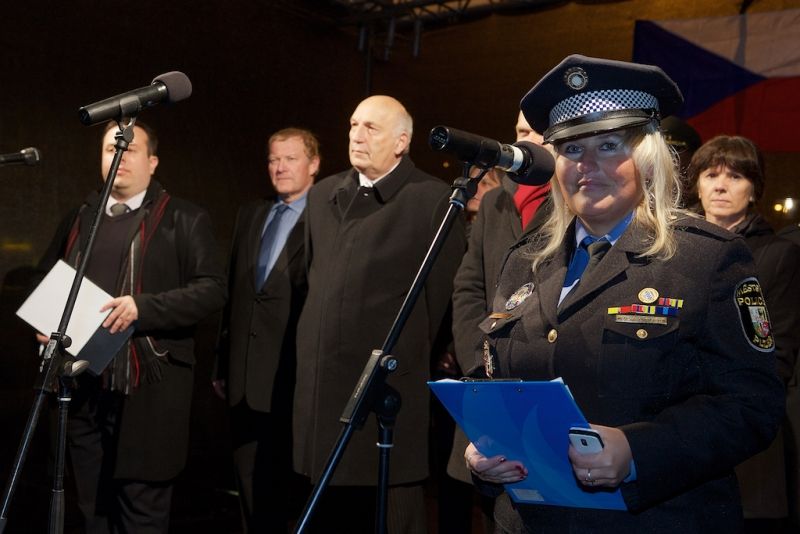 Plzeň ale oslavami žila celý den. Více než dvacet zajímavých míst mohli lidé navštívit zdarma nebo za zvýhodněné vstupné. Zájem byl nebývalý nejen tam, kam se veřejnost běžně nedostane, jako například Doosan Arena, atletický stadion ve Skvrňanech, vodárna nebo Loosovy interiéry, ale i v Techmanii, zoologické a botanické zahradě nebo Západočeském muzeu. Oslavy vzniku republiky zakončil na náměstí Republiky slavnostní ohňostroj na písničky Jiřího Suchého. Předcházel mu Průvod světel s několika tisíci účastníky. (foto: R. Muchka, 28.10.2014)