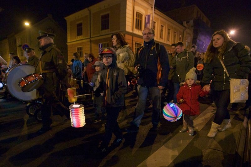 Plzeň ale oslavami žila celý den. Více než dvacet zajímavých míst mohli lidé navštívit zdarma nebo za zvýhodněné vstupné. Zájem byl nebývalý nejen tam, kam se veřejnost běžně nedostane, jako například Doosan Arena, atletický stadion ve Skvrňanech, vodárna nebo Loosovy interiéry, ale i v Techmanii, zoologické a botanické zahradě nebo Západočeském muzeu. Oslavy vzniku republiky zakončil na náměstí Republiky slavnostní ohňostroj na písničky Jiřího Suchého. Předcházel mu Průvod světel s několika tisíci účastníky. (foto: R. Muchka, 28.10.2014)