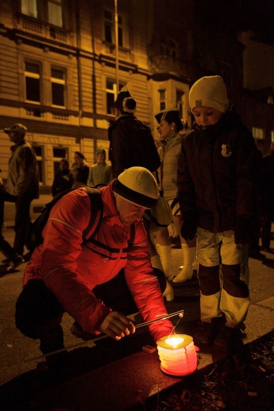 Plzeň ale oslavami žila celý den. Více než dvacet zajímavých míst mohli lidé navštívit zdarma nebo za zvýhodněné vstupné. Zájem byl nebývalý nejen tam, kam se veřejnost běžně nedostane, jako například Doosan Arena, atletický stadion ve Skvrňanech, vodárna nebo Loosovy interiéry, ale i v Techmanii, zoologické a botanické zahradě nebo Západočeském muzeu. Oslavy vzniku republiky zakončil na náměstí Republiky slavnostní ohňostroj na písničky Jiřího Suchého. Předcházel mu Průvod světel s několika tisíci účastníky. (foto: R. Muchka, 28.10.2014)