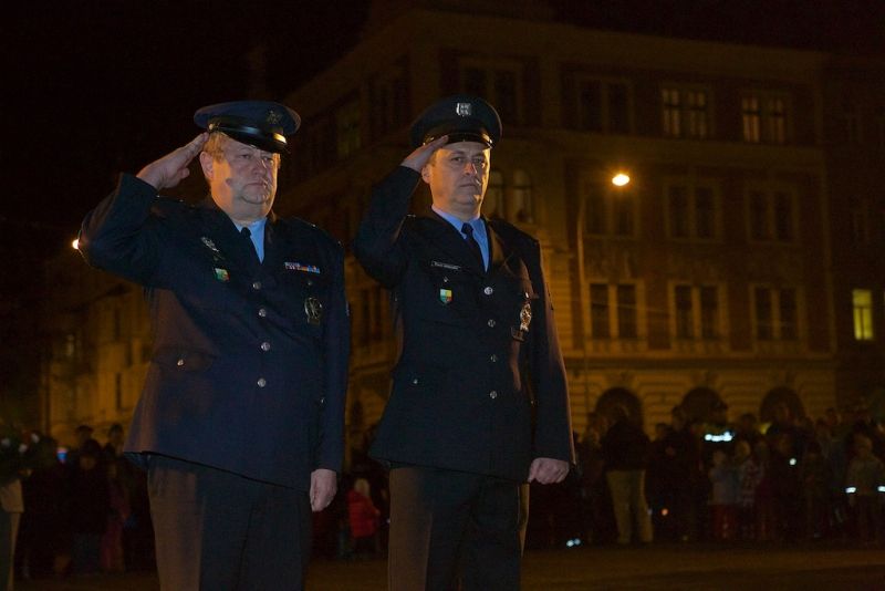 Plzeň ale oslavami žila celý den. Více než dvacet zajímavých míst mohli lidé navštívit zdarma nebo za zvýhodněné vstupné. Zájem byl nebývalý nejen tam, kam se veřejnost běžně nedostane, jako například Doosan Arena, atletický stadion ve Skvrňanech, vodárna nebo Loosovy interiéry, ale i v Techmanii, zoologické a botanické zahradě nebo Západočeském muzeu. Oslavy vzniku republiky zakončil na náměstí Republiky slavnostní ohňostroj na písničky Jiřího Suchého. Předcházel mu Průvod světel s několika tisíci účastníky. (foto: R. Muchka, 28.10.2014)