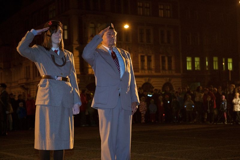 Plzeň ale oslavami žila celý den. Více než dvacet zajímavých míst mohli lidé navštívit zdarma nebo za zvýhodněné vstupné. Zájem byl nebývalý nejen tam, kam se veřejnost běžně nedostane, jako například Doosan Arena, atletický stadion ve Skvrňanech, vodárna nebo Loosovy interiéry, ale i v Techmanii, zoologické a botanické zahradě nebo Západočeském muzeu. Oslavy vzniku republiky zakončil na náměstí Republiky slavnostní ohňostroj na písničky Jiřího Suchého. Předcházel mu Průvod světel s několika tisíci účastníky. (foto: R. Muchka, 28.10.2014)