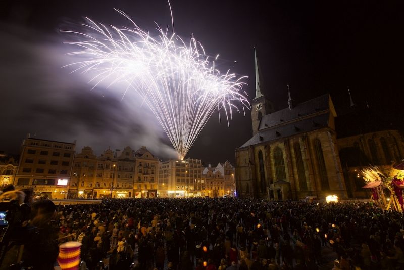 Plzeň ale oslavami žila celý den. Více než dvacet zajímavých míst mohli lidé navštívit zdarma nebo za zvýhodněné vstupné. Zájem byl nebývalý nejen tam, kam se veřejnost běžně nedostane, jako například Doosan Arena, atletický stadion ve Skvrňanech, vodárna nebo Loosovy interiéry, ale i v Techmanii, zoologické a botanické zahradě nebo Západočeském muzeu. Oslavy vzniku republiky zakončil na náměstí Republiky slavnostní ohňostroj na písničky Jiřího Suchého. Předcházel mu Průvod světel s několika tisíci účastníky. (foto: R. Muchka, 28.10.2014)