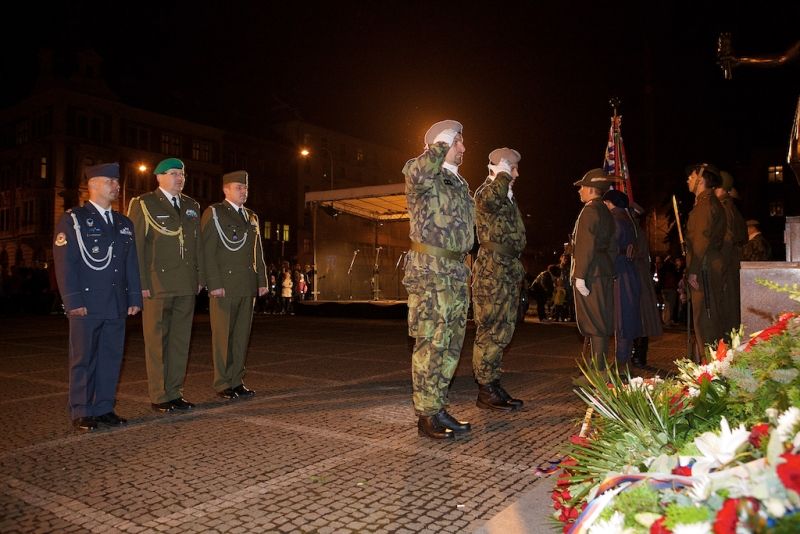 Plzeň ale oslavami žila celý den. Více než dvacet zajímavých míst mohli lidé navštívit zdarma nebo za zvýhodněné vstupné. Zájem byl nebývalý nejen tam, kam se veřejnost běžně nedostane, jako například Doosan Arena, atletický stadion ve Skvrňanech, vodárna nebo Loosovy interiéry, ale i v Techmanii, zoologické a botanické zahradě nebo Západočeském muzeu. Oslavy vzniku republiky zakončil na náměstí Republiky slavnostní ohňostroj na písničky Jiřího Suchého. Předcházel mu Průvod světel s několika tisíci účastníky. (foto: R. Muchka, 28.10.2014)