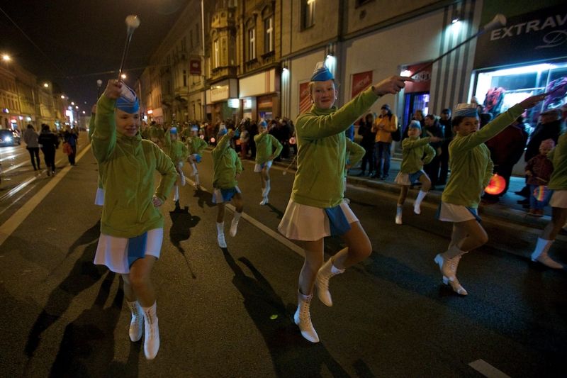 Plzeň ale oslavami žila celý den. Více než dvacet zajímavých míst mohli lidé navštívit zdarma nebo za zvýhodněné vstupné. Zájem byl nebývalý nejen tam, kam se veřejnost běžně nedostane, jako například Doosan Arena, atletický stadion ve Skvrňanech, vodárna nebo Loosovy interiéry, ale i v Techmanii, zoologické a botanické zahradě nebo Západočeském muzeu. Oslavy vzniku republiky zakončil na náměstí Republiky slavnostní ohňostroj na písničky Jiřího Suchého. Předcházel mu Průvod světel s několika tisíci účastníky. (foto: R. Muchka, 28.10.2014)