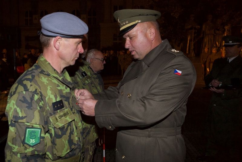 Plzeň ale oslavami žila celý den. Více než dvacet zajímavých míst mohli lidé navštívit zdarma nebo za zvýhodněné vstupné. Zájem byl nebývalý nejen tam, kam se veřejnost běžně nedostane, jako například Doosan Arena, atletický stadion ve Skvrňanech, vodárna nebo Loosovy interiéry, ale i v Techmanii, zoologické a botanické zahradě nebo Západočeském muzeu. Oslavy vzniku republiky zakončil na náměstí Republiky slavnostní ohňostroj na písničky Jiřího Suchého. Předcházel mu Průvod světel s několika tisíci účastníky. (foto: R. Muchka, 28.10.2014)