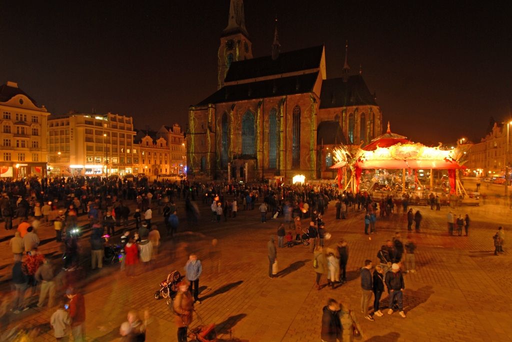 Plzeň ale oslavami žila celý den. Více než dvacet zajímavých míst mohli lidé navštívit zdarma nebo za zvýhodněné vstupné. Zájem byl nebývalý nejen tam, kam se veřejnost běžně nedostane, jako například Doosan Arena, atletický stadion ve Skvrňanech, vodárna nebo Loosovy interiéry, ale i v Techmanii, zoologické a botanické zahradě nebo Západočeském muzeu. Oslavy vzniku republiky zakončil na náměstí Republiky slavnostní ohňostroj na písničky Jiřího Suchého. Předcházel mu Průvod světel s několika tisíci účastníky. (foto: 28.10.2014)