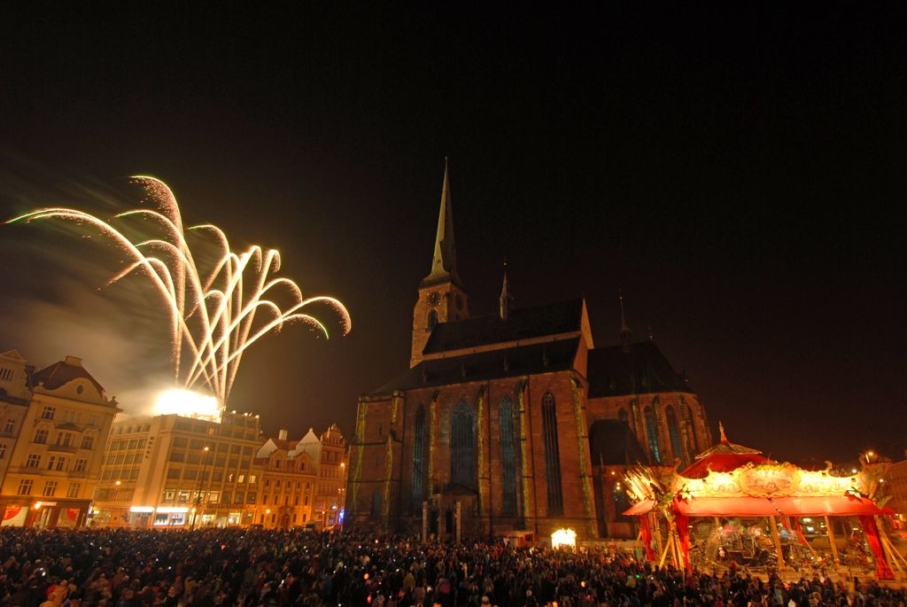 Plzeň ale oslavami žila celý den. Více než dvacet zajímavých míst mohli lidé navštívit zdarma nebo za zvýhodněné vstupné. Zájem byl nebývalý nejen tam, kam se veřejnost běžně nedostane, jako například Doosan Arena, atletický stadion ve Skvrňanech, vodárna nebo Loosovy interiéry, ale i v Techmanii, zoologické a botanické zahradě nebo Západočeském muzeu. Oslavy vzniku republiky zakončil na náměstí Republiky slavnostní ohňostroj na písničky Jiřího Suchého. Předcházel mu Průvod světel s několika tisíci účastníky. (foto: 28.10.2014)