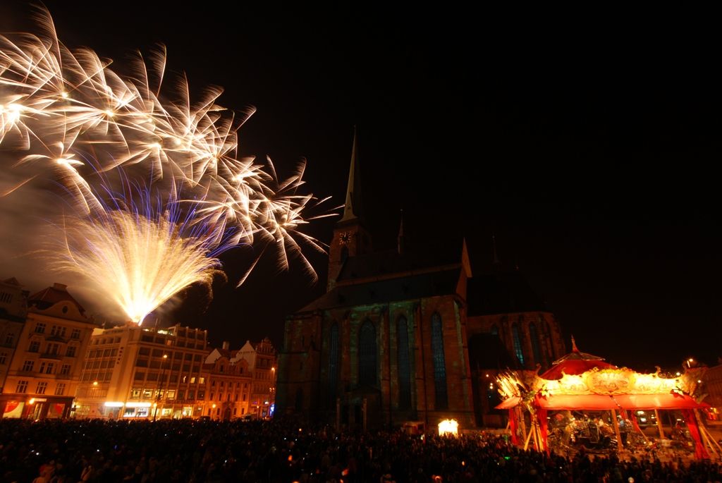 Plzeň ale oslavami žila celý den. Více než dvacet zajímavých míst mohli lidé navštívit zdarma nebo za zvýhodněné vstupné. Zájem byl nebývalý nejen tam, kam se veřejnost běžně nedostane, jako například Doosan Arena, atletický stadion ve Skvrňanech, vodárna nebo Loosovy interiéry, ale i v Techmanii, zoologické a botanické zahradě nebo Západočeském muzeu. Oslavy vzniku republiky zakončil na náměstí Republiky slavnostní ohňostroj na písničky Jiřího Suchého. Předcházel mu Průvod světel s několika tisíci účastníky. (foto: 28.10.2014)