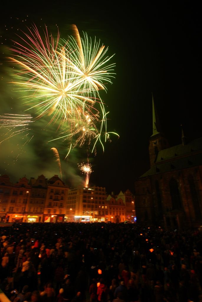 Plzeň ale oslavami žila celý den. Více než dvacet zajímavých míst mohli lidé navštívit zdarma nebo za zvýhodněné vstupné. Zájem byl nebývalý nejen tam, kam se veřejnost běžně nedostane, jako například Doosan Arena, atletický stadion ve Skvrňanech, vodárna nebo Loosovy interiéry, ale i v Techmanii, zoologické a botanické zahradě nebo Západočeském muzeu. Oslavy vzniku republiky zakončil na náměstí Republiky slavnostní ohňostroj na písničky Jiřího Suchého. Předcházel mu Průvod světel s několika tisíci účastníky. (foto: 28.10.2014)