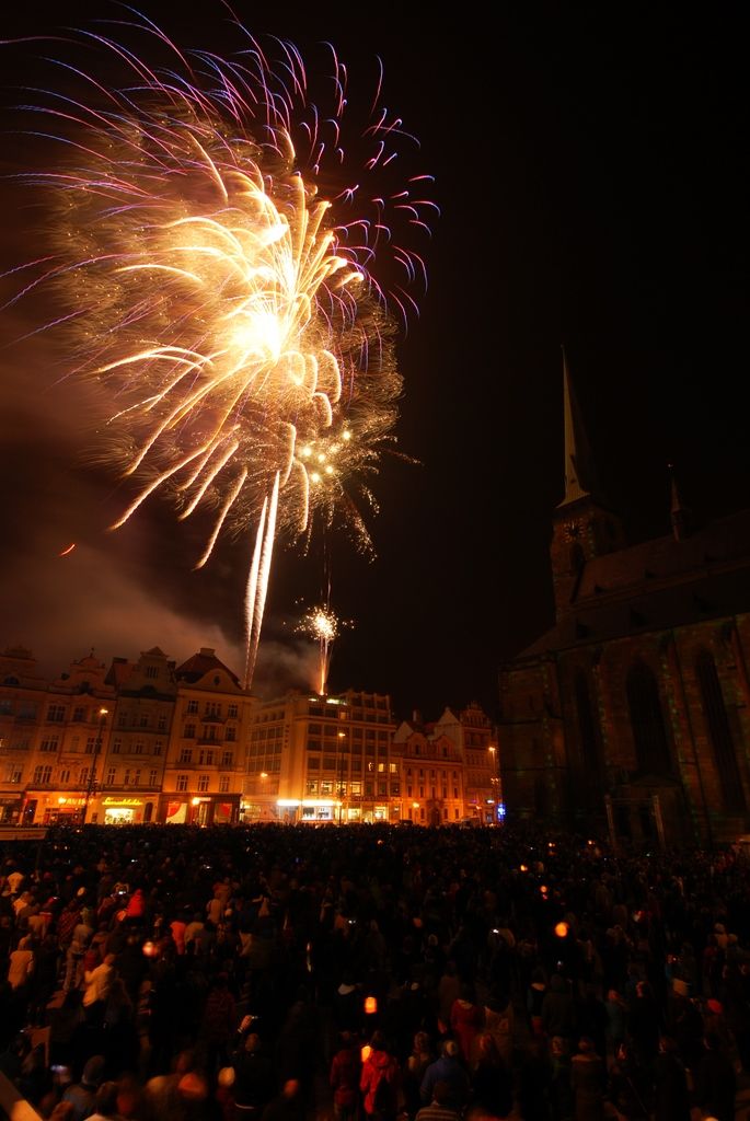Plzeň ale oslavami žila celý den. Více než dvacet zajímavých míst mohli lidé navštívit zdarma nebo za zvýhodněné vstupné. Zájem byl nebývalý nejen tam, kam se veřejnost běžně nedostane, jako například Doosan Arena, atletický stadion ve Skvrňanech, vodárna nebo Loosovy interiéry, ale i v Techmanii, zoologické a botanické zahradě nebo Západočeském muzeu. Oslavy vzniku republiky zakončil na náměstí Republiky slavnostní ohňostroj na písničky Jiřího Suchého. Předcházel mu Průvod světel s několika tisíci účastníky. (foto: 28.10.2014)