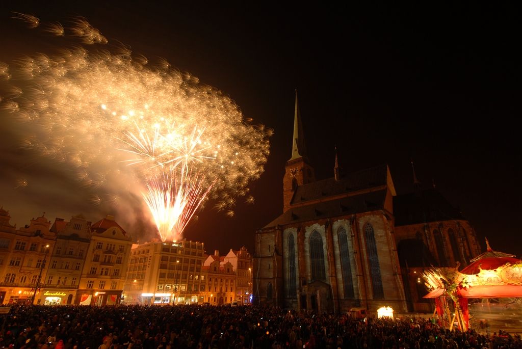 Plzeň ale oslavami žila celý den. Více než dvacet zajímavých míst mohli lidé navštívit zdarma nebo za zvýhodněné vstupné. Zájem byl nebývalý nejen tam, kam se veřejnost běžně nedostane, jako například Doosan Arena, atletický stadion ve Skvrňanech, vodárna nebo Loosovy interiéry, ale i v Techmanii, zoologické a botanické zahradě nebo Západočeském muzeu. Oslavy vzniku republiky zakončil na náměstí Republiky slavnostní ohňostroj na písničky Jiřího Suchého. Předcházel mu Průvod světel s několika tisíci účastníky. (foto: 28.10.2014)
