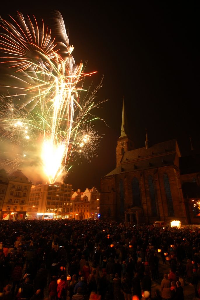 Plzeň ale oslavami žila celý den. Více než dvacet zajímavých míst mohli lidé navštívit zdarma nebo za zvýhodněné vstupné. Zájem byl nebývalý nejen tam, kam se veřejnost běžně nedostane, jako například Doosan Arena, atletický stadion ve Skvrňanech, vodárna nebo Loosovy interiéry, ale i v Techmanii, zoologické a botanické zahradě nebo Západočeském muzeu. Oslavy vzniku republiky zakončil na náměstí Republiky slavnostní ohňostroj na písničky Jiřího Suchého. Předcházel mu Průvod světel s několika tisíci účastníky. (foto: 28.10.2014)