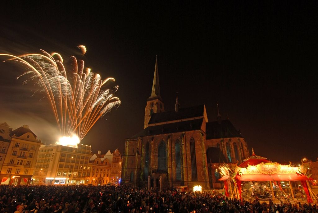 Plzeň ale oslavami žila celý den. Více než dvacet zajímavých míst mohli lidé navštívit zdarma nebo za zvýhodněné vstupné. Zájem byl nebývalý nejen tam, kam se veřejnost běžně nedostane, jako například Doosan Arena, atletický stadion ve Skvrňanech, vodárna nebo Loosovy interiéry, ale i v Techmanii, zoologické a botanické zahradě nebo Západočeském muzeu. Oslavy vzniku republiky zakončil na náměstí Republiky slavnostní ohňostroj na písničky Jiřího Suchého. Předcházel mu Průvod světel s několika tisíci účastníky. (foto: 28.10.2014)