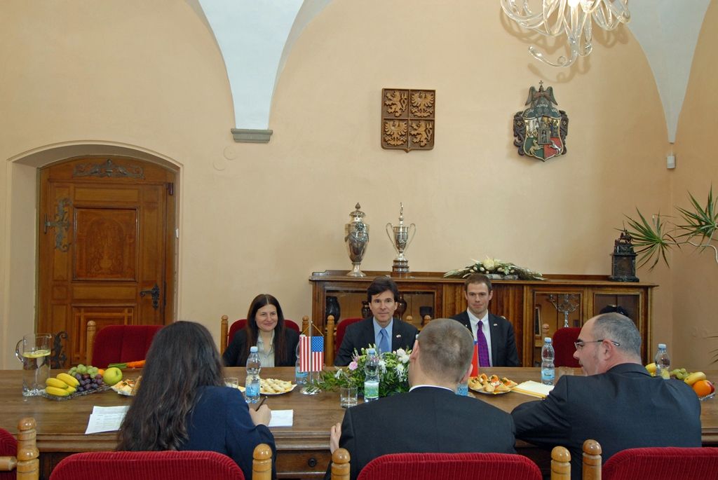 U příležitosti předávání Cen Ladislava Sutnara navštívil Plzeň velvyslanec Spojených států amerických Andrew Hirsch Schapiro. Před samotným ceremoniálem jej přijal primátor Martin Baxa a ekonomický náměstek Martin Zrzavecký. Velvyslanec při setkání přiznal, že Plzeň navštívil poprvé již v roce 1982 a vnímá proměnu města i pokrok, které jsou od té doby značné. Při diskusi se zajímal o nadcházející rok 2015 v souvislosti s projektem Evropské hlavní město kultury a jubilejní oslavy osvobození americkou armádou. Při následném slavnostním aktu velvyslanec uvedl, že Plzeň je vnímána jako nejvíce americké město v České republice. (foto: 3.11.2014)