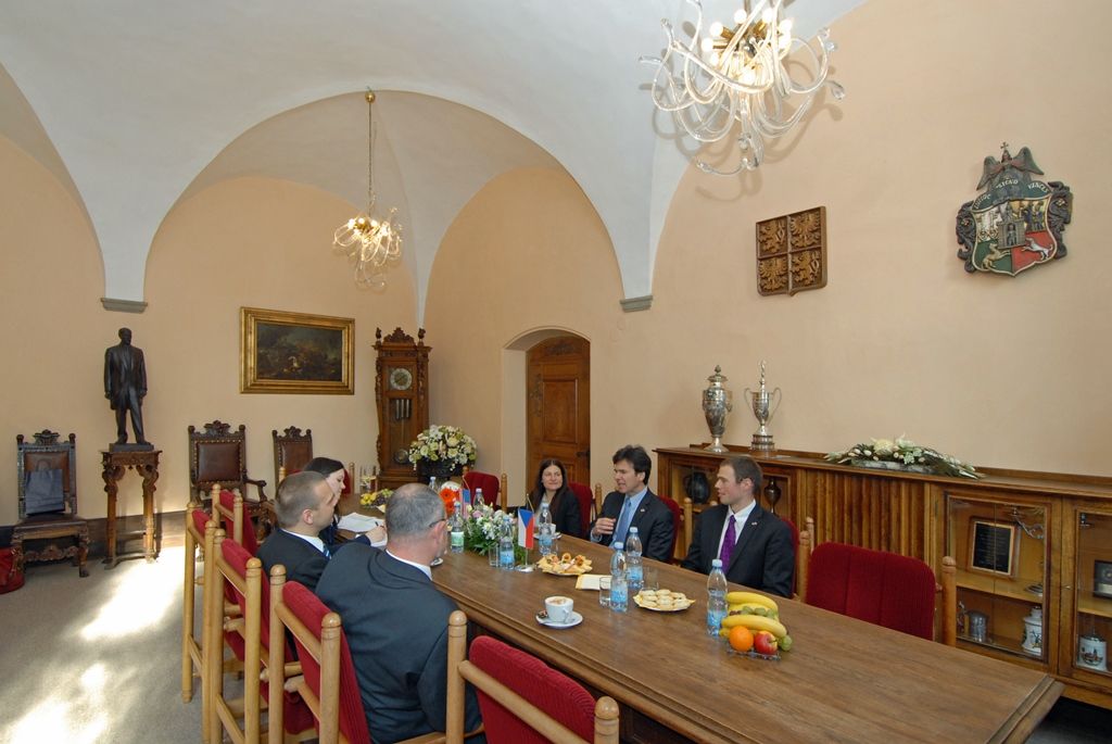 U příležitosti předávání Cen Ladislava Sutnara navštívil Plzeň velvyslanec Spojených států amerických Andrew Hirsch Schapiro. Před samotným ceremoniálem jej přijal primátor Martin Baxa a ekonomický náměstek Martin Zrzavecký. Velvyslanec při setkání přiznal, že Plzeň navštívil poprvé již v roce 1982 a vnímá proměnu města i pokrok, které jsou od té doby značné. Při diskusi se zajímal o nadcházející rok 2015 v souvislosti s projektem Evropské hlavní město kultury a jubilejní oslavy osvobození americkou armádou. Při následném slavnostním aktu velvyslanec uvedl, že Plzeň je vnímána jako nejvíce americké město v České republice. (foto: 3.11.2014)