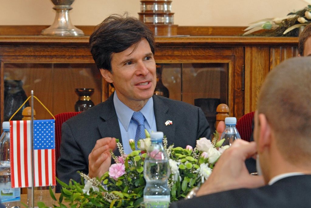 U příležitosti předávání Cen Ladislava Sutnara navštívil Plzeň velvyslanec Spojených států amerických Andrew Hirsch Schapiro. Před samotným ceremoniálem jej přijal primátor Martin Baxa a ekonomický náměstek Martin Zrzavecký. Velvyslanec při setkání přiznal, že Plzeň navštívil poprvé již v roce 1982 a vnímá proměnu města i pokrok, které jsou od té doby značné. Při diskusi se zajímal o nadcházející rok 2015 v souvislosti s projektem Evropské hlavní město kultury a jubilejní oslavy osvobození americkou armádou. Při následném slavnostním aktu velvyslanec uvedl, že Plzeň je vnímána jako nejvíce americké město v České republice. (foto: 3.11.2014)