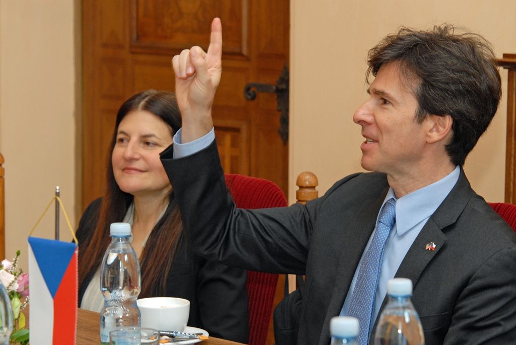 U příležitosti předávání Cen Ladislava Sutnara navštívil Plzeň velvyslanec Spojených států amerických Andrew Hirsch Schapiro. Před samotným ceremoniálem jej přijal primátor Martin Baxa a ekonomický náměstek Martin Zrzavecký. Velvyslanec při setkání přiznal, že Plzeň navštívil poprvé již v roce 1982 a vnímá proměnu města i pokrok, které jsou od té doby značné. Při diskusi se zajímal o nadcházející rok 2015 v souvislosti s projektem Evropské hlavní město kultury a jubilejní oslavy osvobození americkou armádou. Při následném slavnostním aktu velvyslanec uvedl, že Plzeň je vnímána jako nejvíce americké město v České republice. (foto: 3.11.2014)
