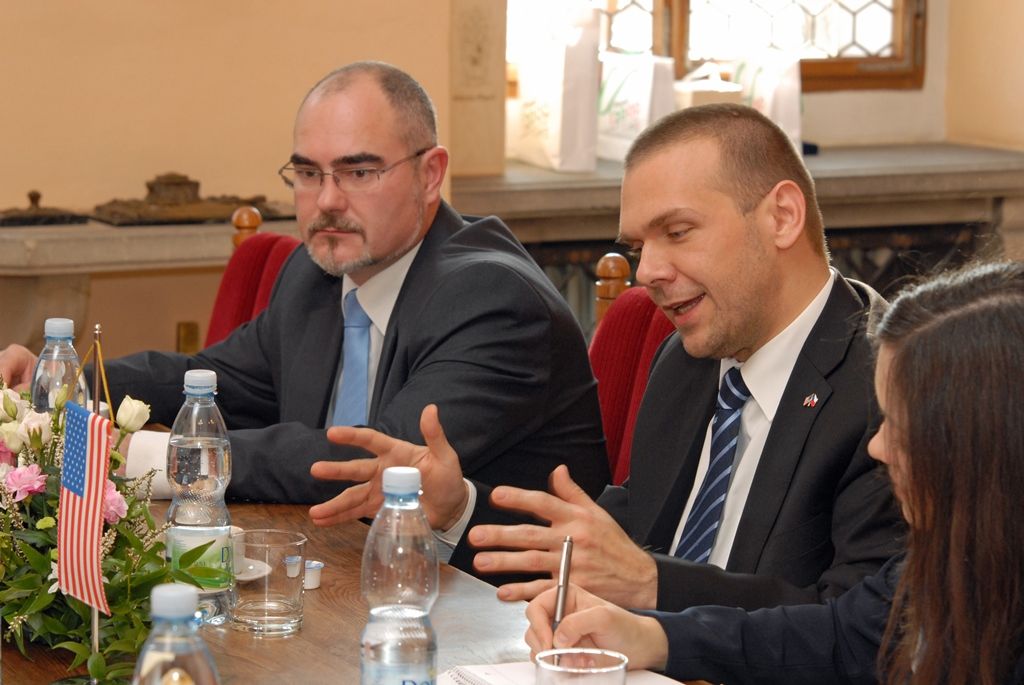 U příležitosti předávání Cen Ladislava Sutnara navštívil Plzeň velvyslanec Spojených států amerických Andrew Hirsch Schapiro. Před samotným ceremoniálem jej přijal primátor Martin Baxa a ekonomický náměstek Martin Zrzavecký. Velvyslanec při setkání přiznal, že Plzeň navštívil poprvé již v roce 1982 a vnímá proměnu města i pokrok, které jsou od té doby značné. Při diskusi se zajímal o nadcházející rok 2015 v souvislosti s projektem Evropské hlavní město kultury a jubilejní oslavy osvobození americkou armádou. Při následném slavnostním aktu velvyslanec uvedl, že Plzeň je vnímána jako nejvíce americké město v České republice. (foto: 3.11.2014)