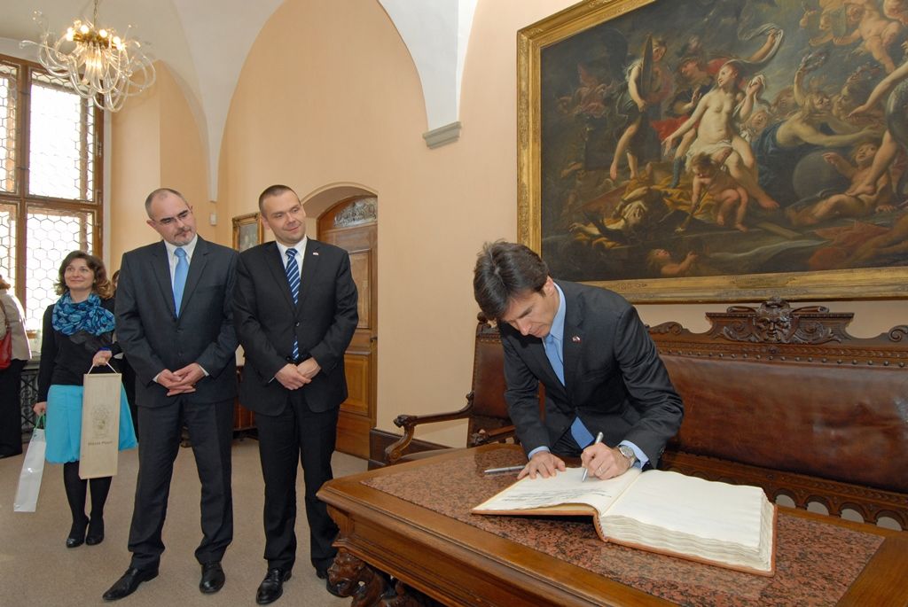 U příležitosti předávání Cen Ladislava Sutnara navštívil Plzeň velvyslanec Spojených států amerických Andrew Hirsch Schapiro. Před samotným ceremoniálem jej přijal primátor Martin Baxa a ekonomický náměstek Martin Zrzavecký. Velvyslanec při setkání přiznal, že Plzeň navštívil poprvé již v roce 1982 a vnímá proměnu města i pokrok, které jsou od té doby značné. Při diskusi se zajímal o nadcházející rok 2015 v souvislosti s projektem Evropské hlavní město kultury a jubilejní oslavy osvobození americkou armádou. Při následném slavnostním aktu velvyslanec uvedl, že Plzeň je vnímána jako nejvíce americké město v České republice. (foto: 3.11.2014)