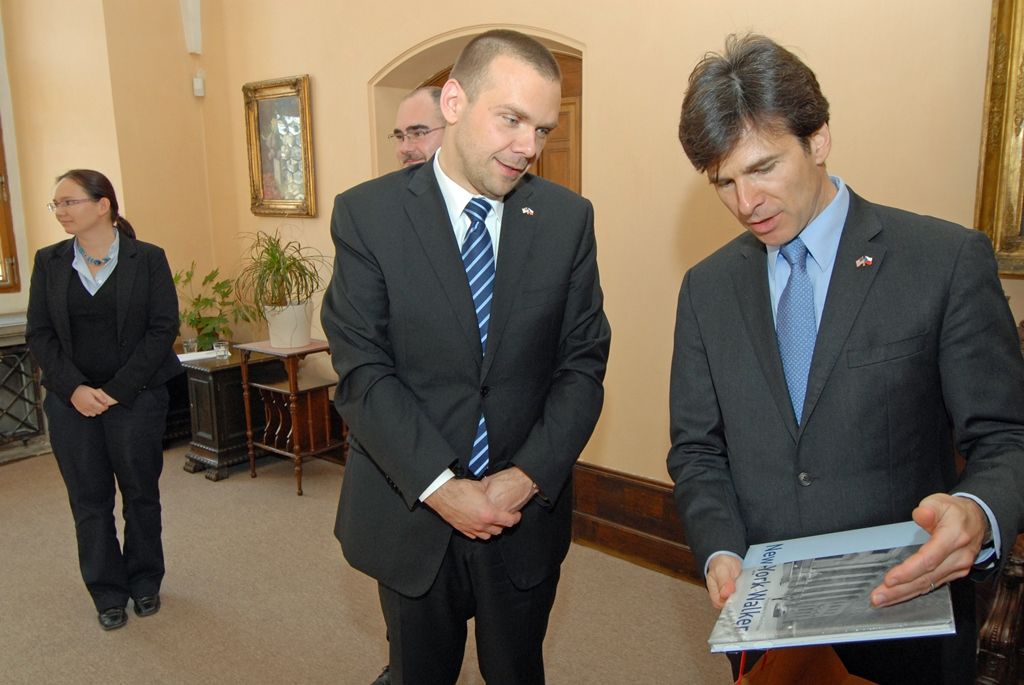 U příležitosti předávání Cen Ladislava Sutnara navštívil Plzeň velvyslanec Spojených států amerických Andrew Hirsch Schapiro. Před samotným ceremoniálem jej přijal primátor Martin Baxa a ekonomický náměstek Martin Zrzavecký. Velvyslanec při setkání přiznal, že Plzeň navštívil poprvé již v roce 1982 a vnímá proměnu města i pokrok, které jsou od té doby značné. Při diskusi se zajímal o nadcházející rok 2015 v souvislosti s projektem Evropské hlavní město kultury a jubilejní oslavy osvobození americkou armádou. Při následném slavnostním aktu velvyslanec uvedl, že Plzeň je vnímána jako nejvíce americké město v České republice. (foto: 3.11.2014)