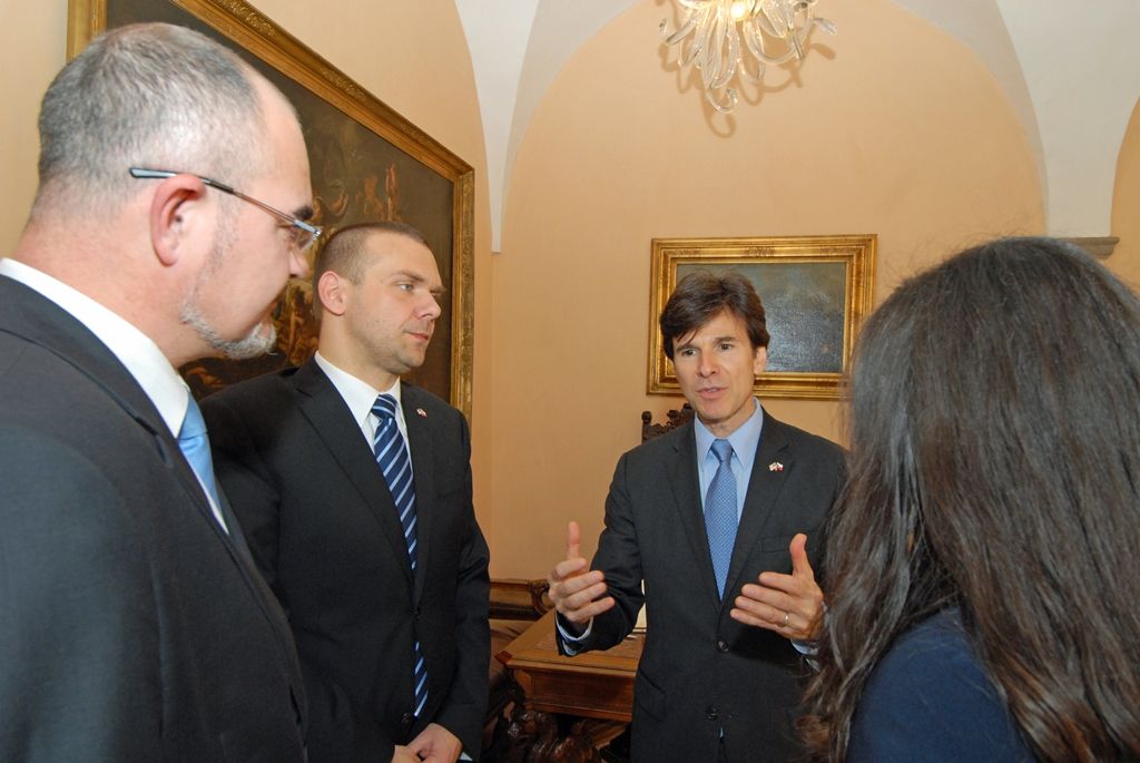 U příležitosti předávání Cen Ladislava Sutnara navštívil Plzeň velvyslanec Spojených států amerických Andrew Hirsch Schapiro. Před samotným ceremoniálem jej přijal primátor Martin Baxa a ekonomický náměstek Martin Zrzavecký. Velvyslanec při setkání přiznal, že Plzeň navštívil poprvé již v roce 1982 a vnímá proměnu města i pokrok, které jsou od té doby značné. Při diskusi se zajímal o nadcházející rok 2015 v souvislosti s projektem Evropské hlavní město kultury a jubilejní oslavy osvobození americkou armádou. Při následném slavnostním aktu velvyslanec uvedl, že Plzeň je vnímána jako nejvíce americké město v České republice. (foto: 3.11.2014)