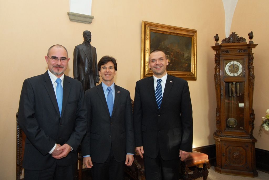U příležitosti předávání Cen Ladislava Sutnara navštívil Plzeň velvyslanec Spojených států amerických Andrew Hirsch Schapiro. Před samotným ceremoniálem jej přijal primátor Martin Baxa a ekonomický náměstek Martin Zrzavecký. Velvyslanec při setkání přiznal, že Plzeň navštívil poprvé již v roce 1982 a vnímá proměnu města i pokrok, které jsou od té doby značné. Při diskusi se zajímal o nadcházející rok 2015 v souvislosti s projektem Evropské hlavní město kultury a jubilejní oslavy osvobození americkou armádou. Při následném slavnostním aktu velvyslanec uvedl, že Plzeň je vnímána jako nejvíce americké město v České republice. (foto: 3.11.2014)