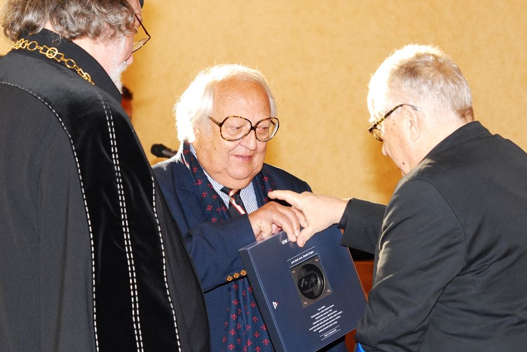 U příležitosti předávání Cen Ladislava Sutnara navštívil Plzeň velvyslanec Spojených států amerických Andrew Hirsch Schapiro. Před samotným ceremoniálem jej přijal primátor Martin Baxa a ekonomický náměstek Martin Zrzavecký. Velvyslanec při setkání přiznal, že Plzeň navštívil poprvé již v roce 1982 a vnímá proměnu města i pokrok, které jsou od té doby značné. Při diskusi se zajímal o nadcházející rok 2015 v souvislosti s projektem Evropské hlavní město kultury a jubilejní oslavy osvobození americkou armádou. Při následném slavnostním aktu velvyslanec uvedl, že Plzeň je vnímána jako nejvíce americké město v České republice. (foto: 3.11.2014)
