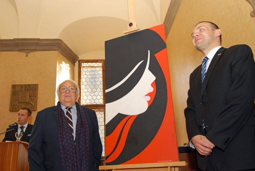 U příležitosti předávání Cen Ladislava Sutnara navštívil Plzeň velvyslanec Spojených států amerických Andrew Hirsch Schapiro. Před samotným ceremoniálem jej přijal primátor Martin Baxa a ekonomický náměstek Martin Zrzavecký. Velvyslanec při setkání přiznal, že Plzeň navštívil poprvé již v roce 1982 a vnímá proměnu města i pokrok, které jsou od té doby značné. Při diskusi se zajímal o nadcházející rok 2015 v souvislosti s projektem Evropské hlavní město kultury a jubilejní oslavy osvobození americkou armádou. Při následném slavnostním aktu velvyslanec uvedl, že Plzeň je vnímána jako nejvíce americké město v České republice. (foto: 3.11.2014)