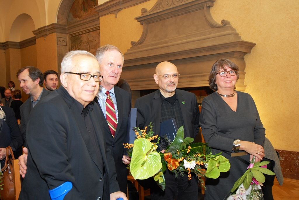 U příležitosti předávání Cen Ladislava Sutnara navštívil Plzeň velvyslanec Spojených států amerických Andrew Hirsch Schapiro. Před samotným ceremoniálem jej přijal primátor Martin Baxa a ekonomický náměstek Martin Zrzavecký. Velvyslanec při setkání přiznal, že Plzeň navštívil poprvé již v roce 1982 a vnímá proměnu města i pokrok, které jsou od té doby značné. Při diskusi se zajímal o nadcházející rok 2015 v souvislosti s projektem Evropské hlavní město kultury a jubilejní oslavy osvobození americkou armádou. Při následném slavnostním aktu velvyslanec uvedl, že Plzeň je vnímána jako nejvíce americké město v České republice. (foto: 3.11.2014)