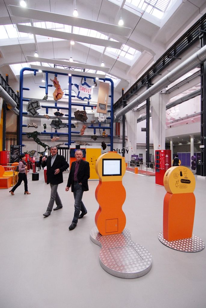 Tancem a dalšími dovednostmi pobavil návštěvníky narozeninové oslavy plzeňské Techmanie nejvyspělejší humanoidní robot na světě ASIMO. I když kvůli přerušenému spojení neukázal chůzi po schodech, běhání, mluvení nebo kopnutí do míče předvedl bravurně. (foto: 4.11.2014)
