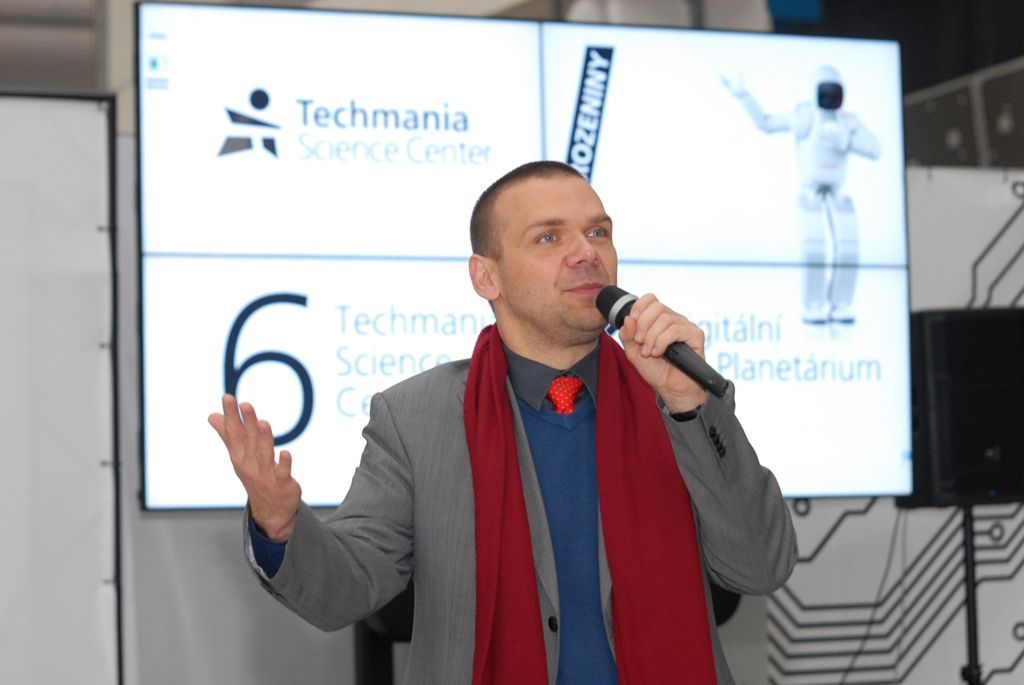 Tancem a dalšími dovednostmi pobavil návštěvníky narozeninové oslavy plzeňské Techmanie nejvyspělejší humanoidní robot na světě ASIMO. I když kvůli přerušenému spojení neukázal chůzi po schodech, běhání, mluvení nebo kopnutí do míče předvedl bravurně. (foto: 4.11.2014)