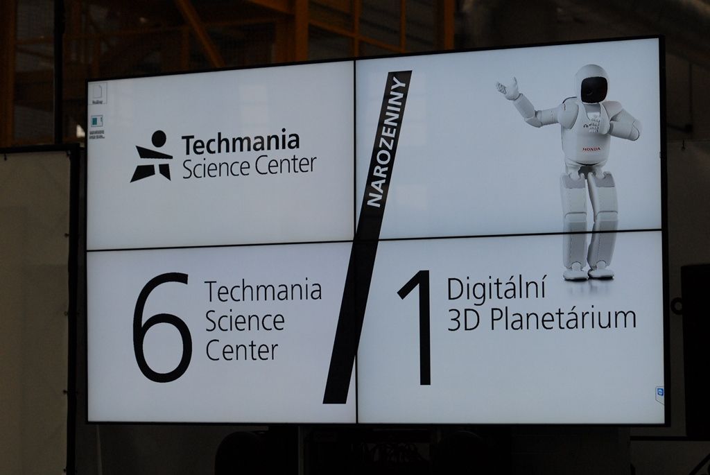 Tancem a dalšími dovednostmi pobavil návštěvníky narozeninové oslavy plzeňské Techmanie nejvyspělejší humanoidní robot na světě ASIMO. I když kvůli přerušenému spojení neukázal chůzi po schodech, běhání, mluvení nebo kopnutí do míče předvedl bravurně. (foto: 4.11.2014)