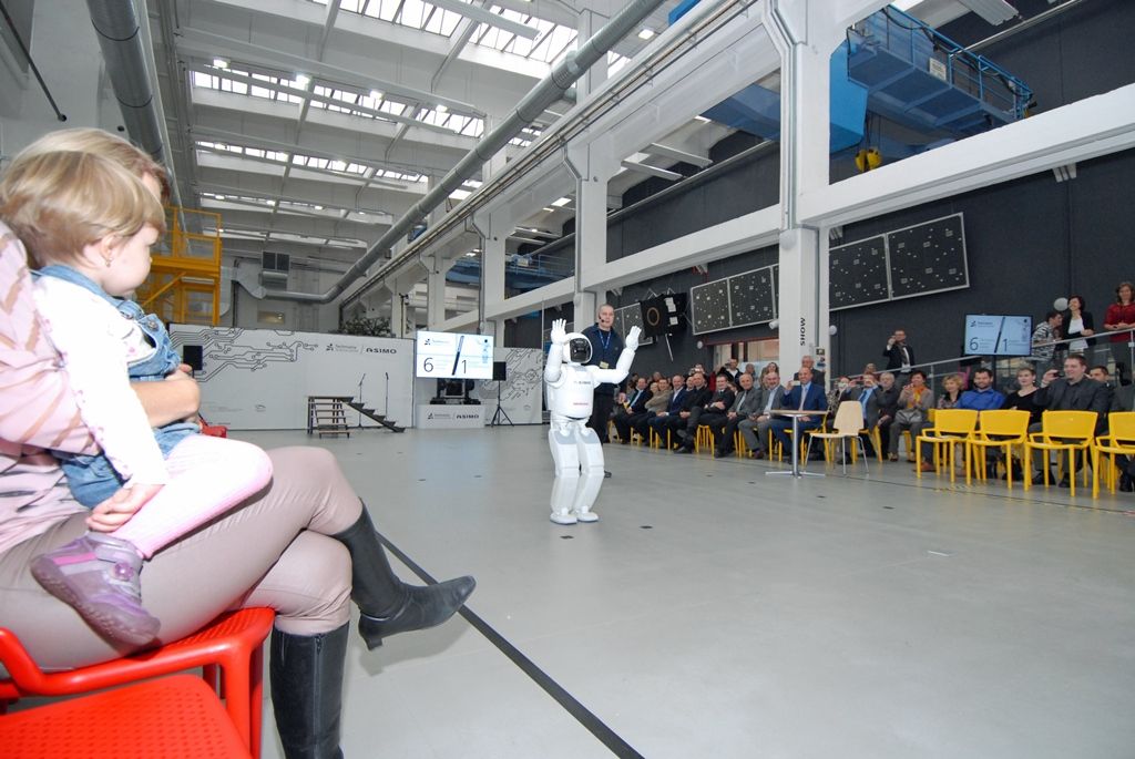 Tancem a dalšími dovednostmi pobavil návštěvníky narozeninové oslavy plzeňské Techmanie nejvyspělejší humanoidní robot na světě ASIMO. I když kvůli přerušenému spojení neukázal chůzi po schodech, běhání, mluvení nebo kopnutí do míče předvedl bravurně. (foto: 4.11.2014)