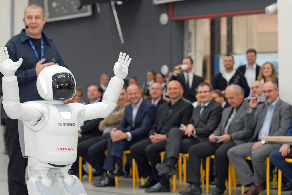 Robot Asimo se poprvé v České republice předvedl v plzeňské Techmanii (umí běhat a skákat)