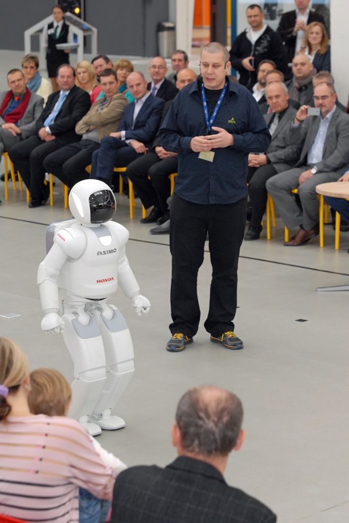 Tancem a dalšími dovednostmi pobavil návštěvníky narozeninové oslavy plzeňské Techmanie nejvyspělejší humanoidní robot na světě ASIMO. I když kvůli přerušenému spojení neukázal chůzi po schodech, běhání, mluvení nebo kopnutí do míče předvedl bravurně. (foto: 4.11.2014)