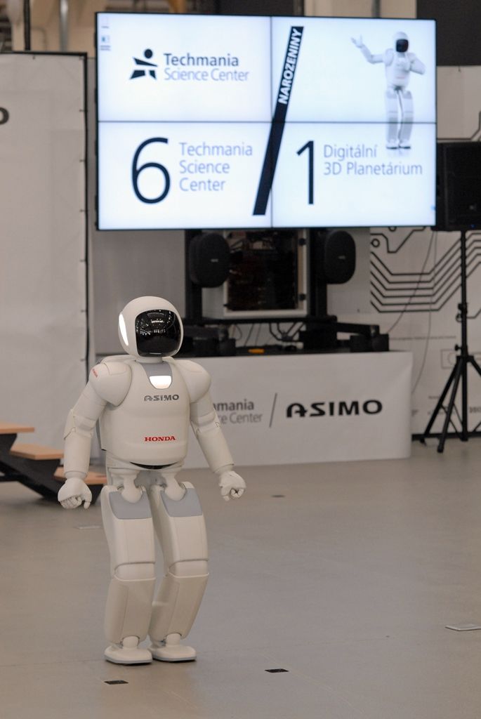 Tancem a dalšími dovednostmi pobavil návštěvníky narozeninové oslavy plzeňské Techmanie nejvyspělejší humanoidní robot na světě ASIMO. I když kvůli přerušenému spojení neukázal chůzi po schodech, běhání, mluvení nebo kopnutí do míče předvedl bravurně. (foto: 4.11.2014)