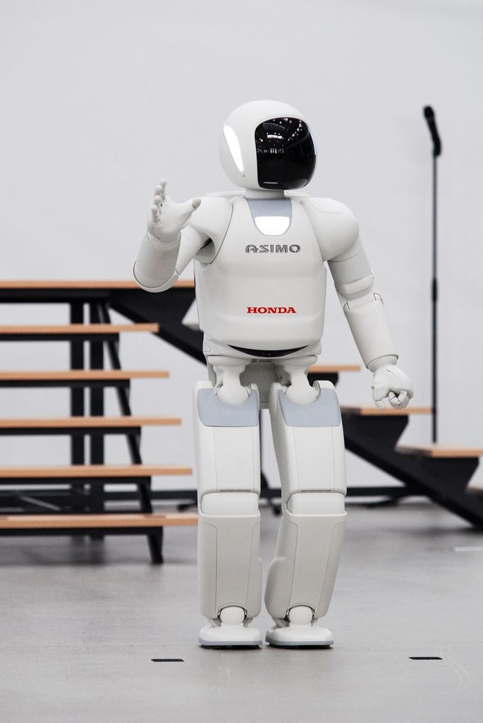 Tancem a dalšími dovednostmi pobavil návštěvníky narozeninové oslavy plzeňské Techmanie nejvyspělejší humanoidní robot na světě ASIMO. I když kvůli přerušenému spojení neukázal chůzi po schodech, běhání, mluvení nebo kopnutí do míče předvedl bravurně. (foto: 4.11.2014)