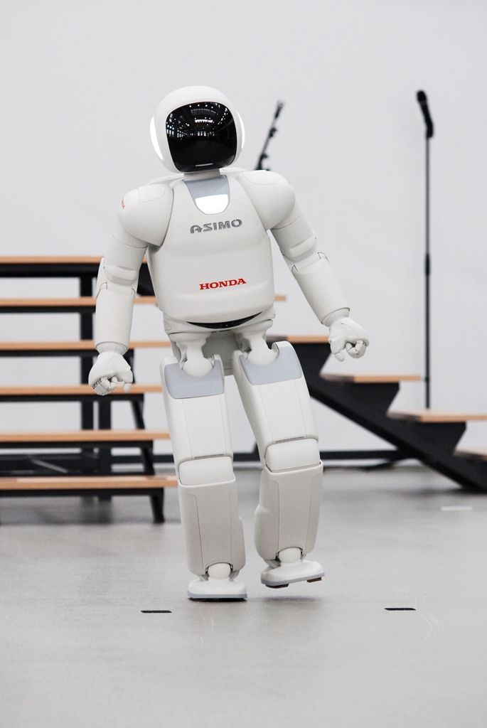 Tancem a dalšími dovednostmi pobavil návštěvníky narozeninové oslavy plzeňské Techmanie nejvyspělejší humanoidní robot na světě ASIMO. I když kvůli přerušenému spojení neukázal chůzi po schodech, běhání, mluvení nebo kopnutí do míče předvedl bravurně. (foto: 4.11.2014)