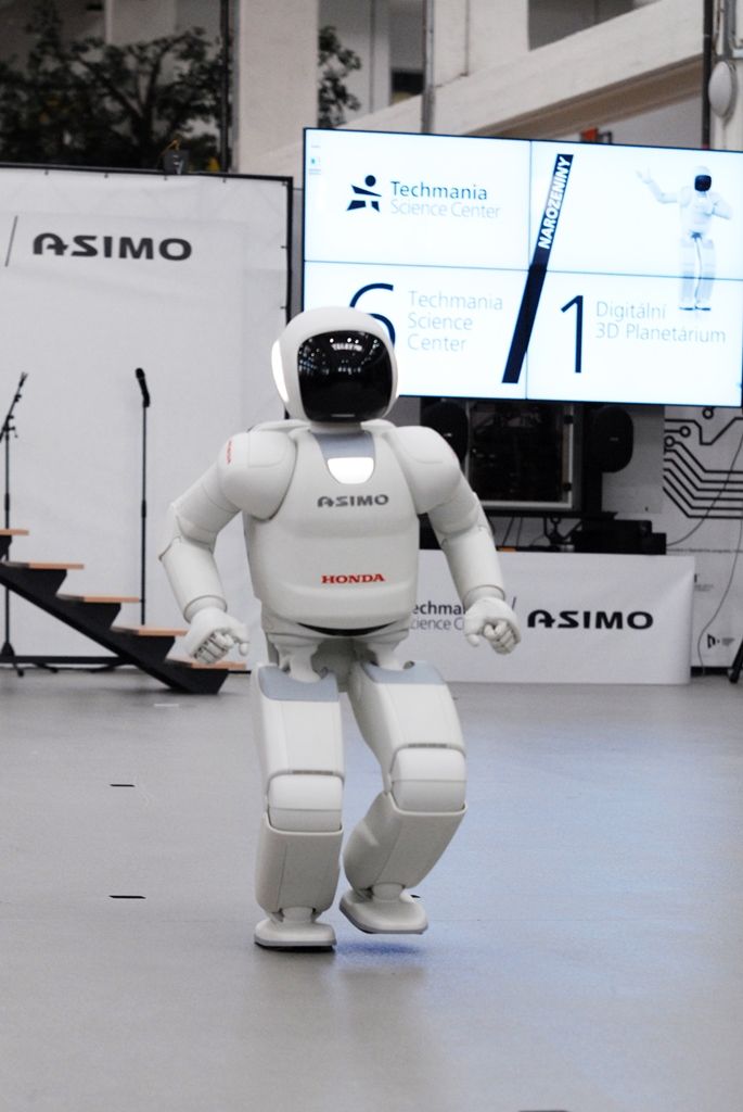 Tancem a dalšími dovednostmi pobavil návštěvníky narozeninové oslavy plzeňské Techmanie nejvyspělejší humanoidní robot na světě ASIMO. I když kvůli přerušenému spojení neukázal chůzi po schodech, běhání, mluvení nebo kopnutí do míče předvedl bravurně. (foto: 4.11.2014)