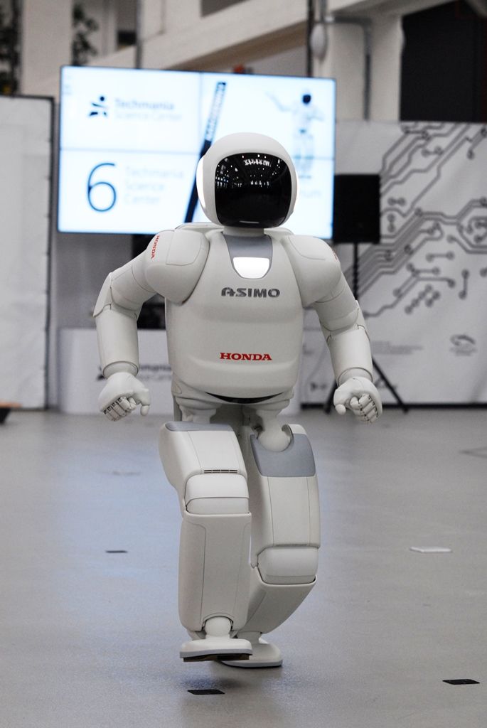 Tancem a dalšími dovednostmi pobavil návštěvníky narozeninové oslavy plzeňské Techmanie nejvyspělejší humanoidní robot na světě ASIMO. I když kvůli přerušenému spojení neukázal chůzi po schodech, běhání, mluvení nebo kopnutí do míče předvedl bravurně. (foto: 4.11.2014)