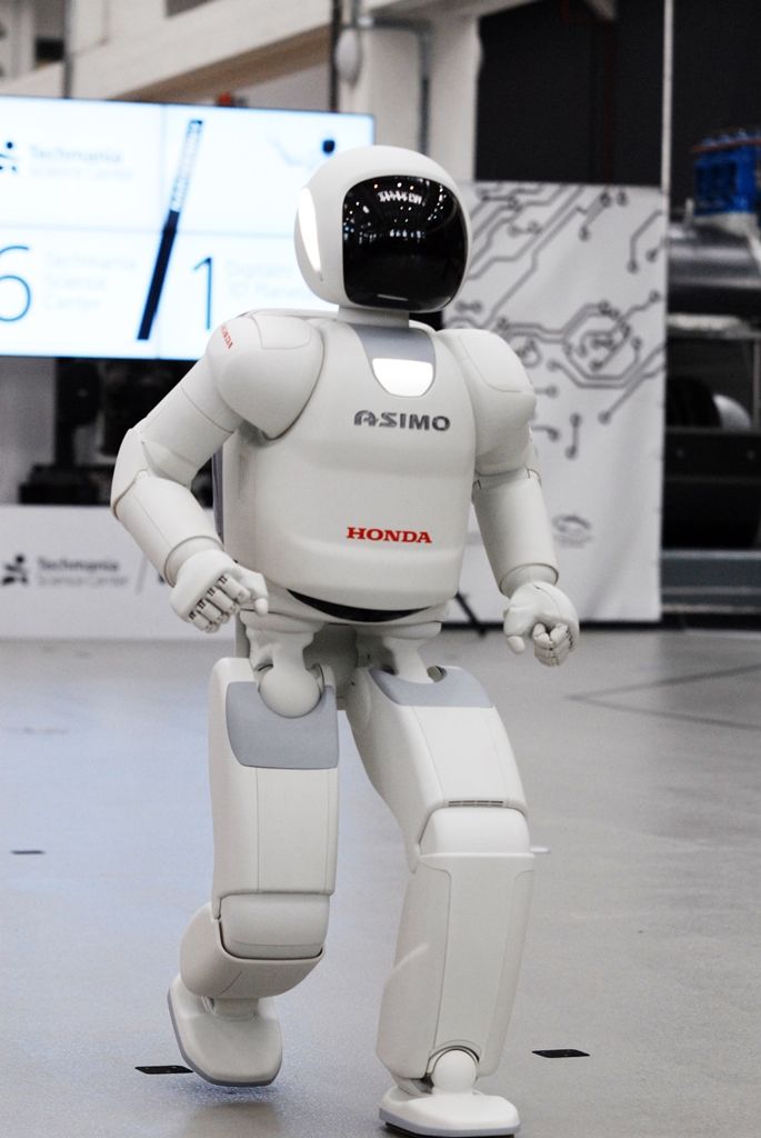 Tancem a dalšími dovednostmi pobavil návštěvníky narozeninové oslavy plzeňské Techmanie nejvyspělejší humanoidní robot na světě ASIMO. I když kvůli přerušenému spojení neukázal chůzi po schodech, běhání, mluvení nebo kopnutí do míče předvedl bravurně. (foto: 4.11.2014)
